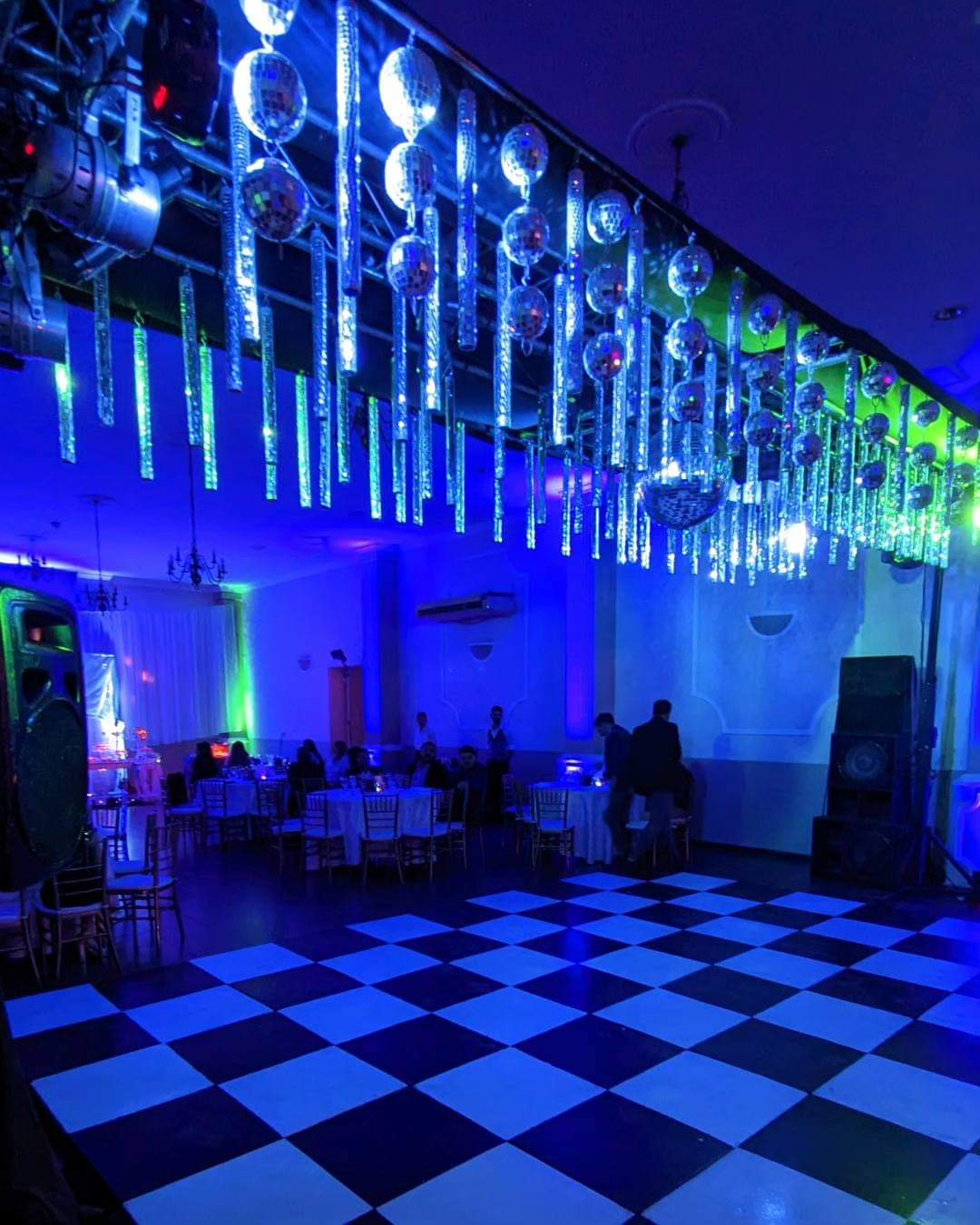 Salón de fiestas con luces y ambientación nocturna