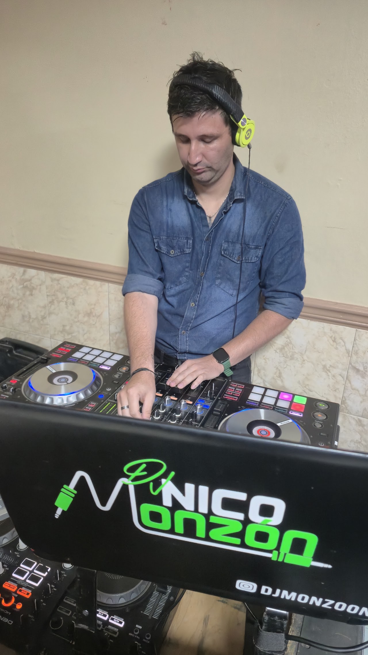 DJ animando la fiesta desde la cabina de sonido